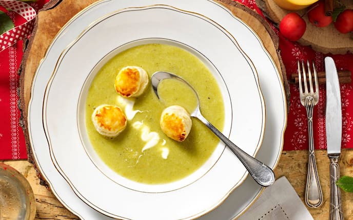 Lauchsuppe, Schinkentascherl, Löffel, Obers, Besteck, Teller