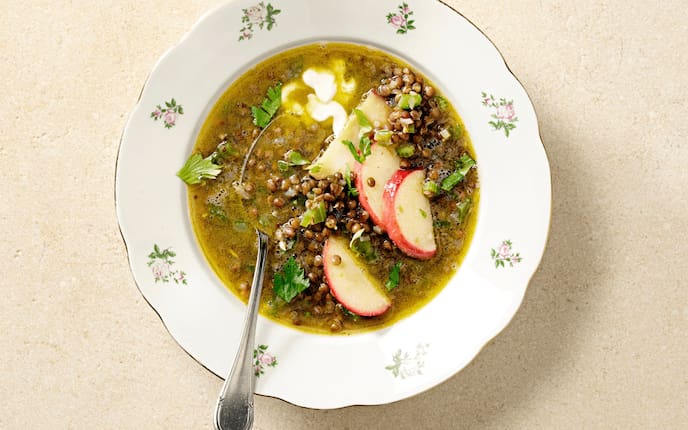 Linsensuppe mit Stangensellerie und Äpfeln, Löffel, Joghurt, Selleriegrün