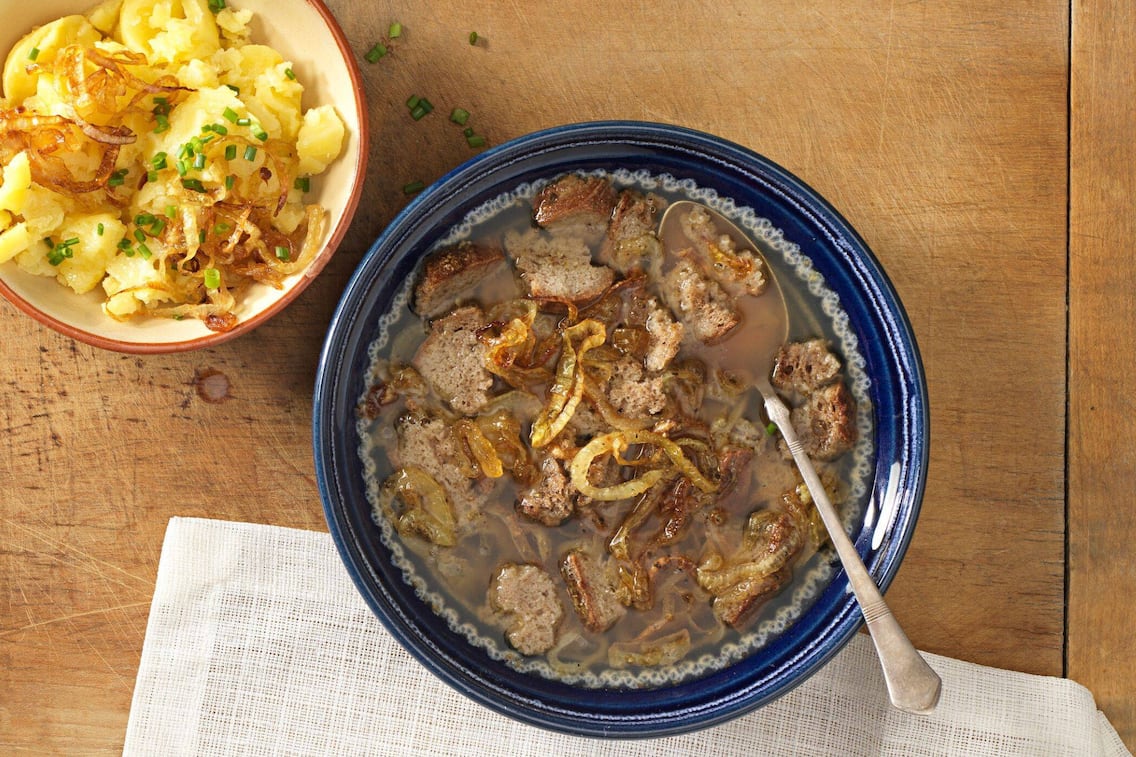 Brotsuppe, Brot, Suppe, Kartoffelstampf, geröstete Zwiebelringe, Hauptspeise, Servus Rezept