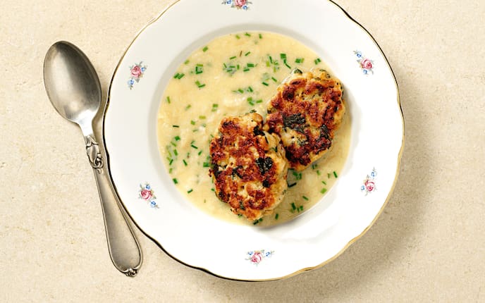 Panadlsuppe mit Bratlingen, Teller, Löffel, Schnittlauch, Knödelbrot, Servus, Rezept