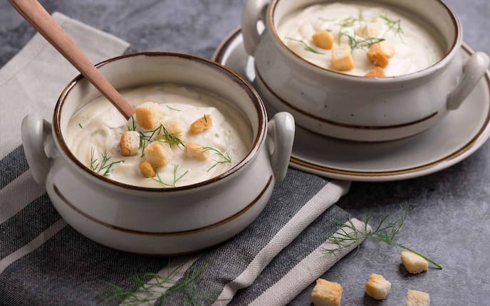 Pastinaken-Erdäpfel-Cremesuppe, Suppenschüssel, Löffel, Dille, Küchenhandtuch, Croûtons
