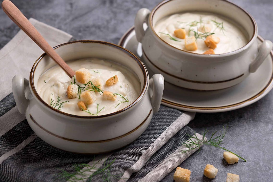 Pastinaken-Erdäpfel-Cremesuppe, Suppenschüssel, Löffel, Dille, Küchenhandtuch, Croûtons