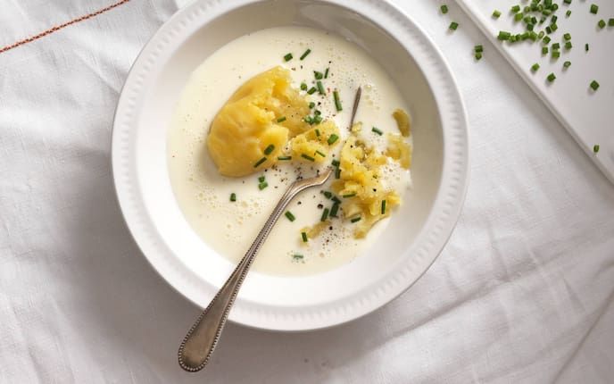 Saure Millisuppe, Milch, Erdäpfel, Schnittlauch, Löffel