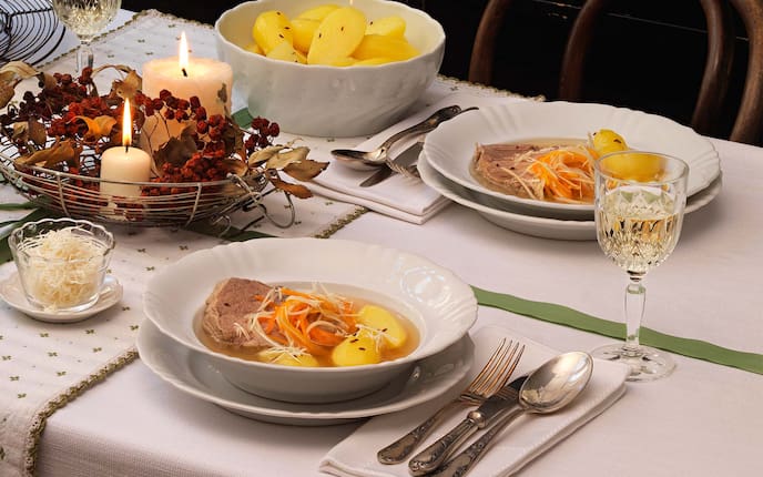 Steirisches Wurzelfleisch, Welschriesling, Erdäpfel, Apfelkren, Kerzen, Gedeck, Kümmel