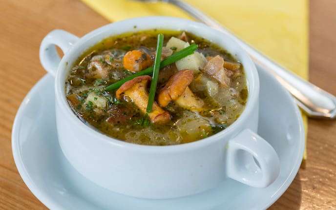 Erdäpfelsamtsuppe mit Eierschwammerln - 0:50 h - Rezept - Servus