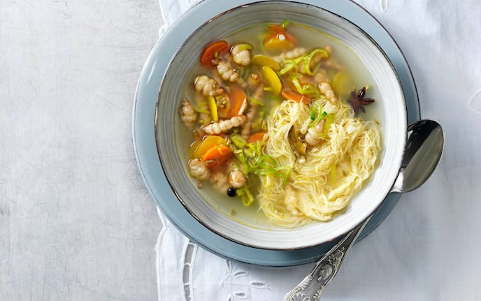 Wintersuppe, Knollenziest, Nudeln, Gemüse, Karotten, Löffel, Teller, Sternanis