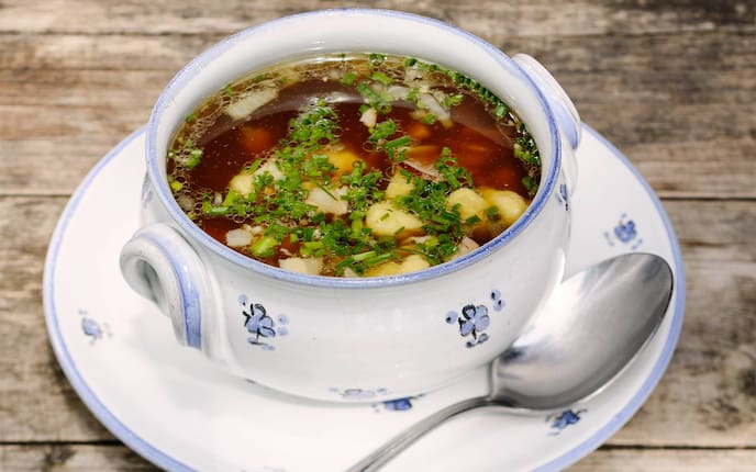 Suppe, Rindssuppe, Fafal, Schnittlauch, Löffel, Suppenschüssel, Speck, Zwiebel, Knoblauch