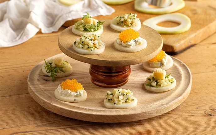 Kaviar, Sauerrahm, Schnittlauch, Parmesan, Rucola, Kohlrabi, Canapé