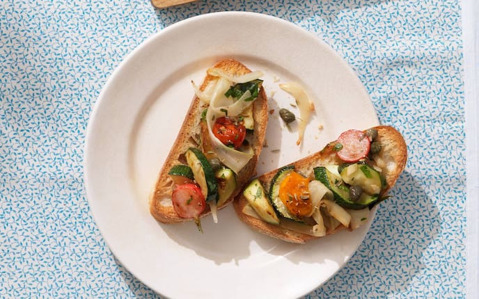 Zwiebel, Radieschen, Zucchini, Weißbrot, Teller, Tomate, Paradeiser