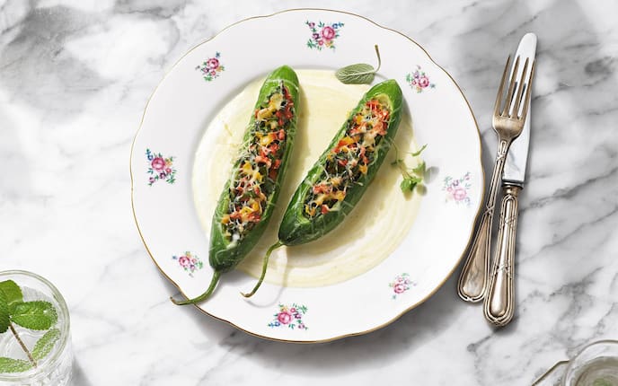 Gurke, Paprika, Käse, Erdäpfelsauce, Besteck, Teller, Salbei