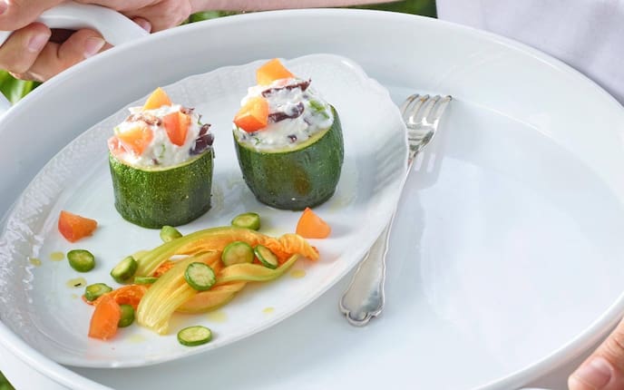 Gefüllte Zucchini, Zucchiniblüten, Schafkäse, Marillen, Füllung, Vorspeise, Servus Rezept