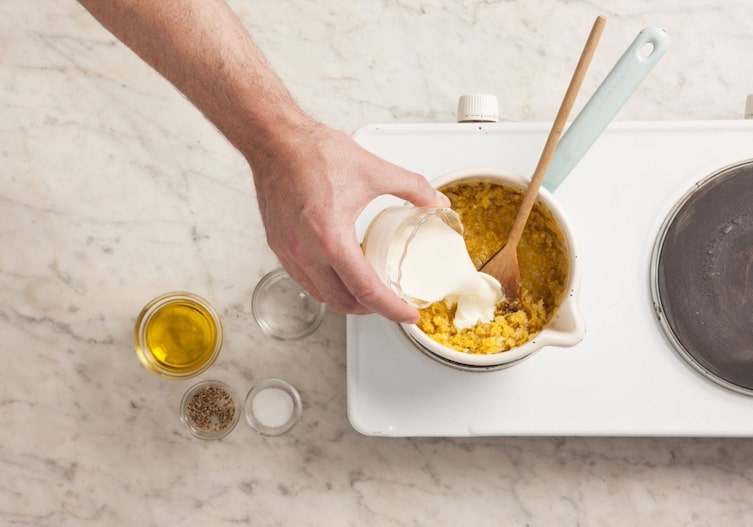 Gefüllte Zucchiniblüten, Obers, Polenta, Kochtopf, Herdplatte