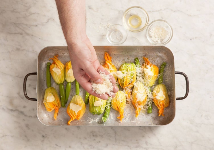 Gefüllte Zucchiniblüten, Auflaufform, Parmesan