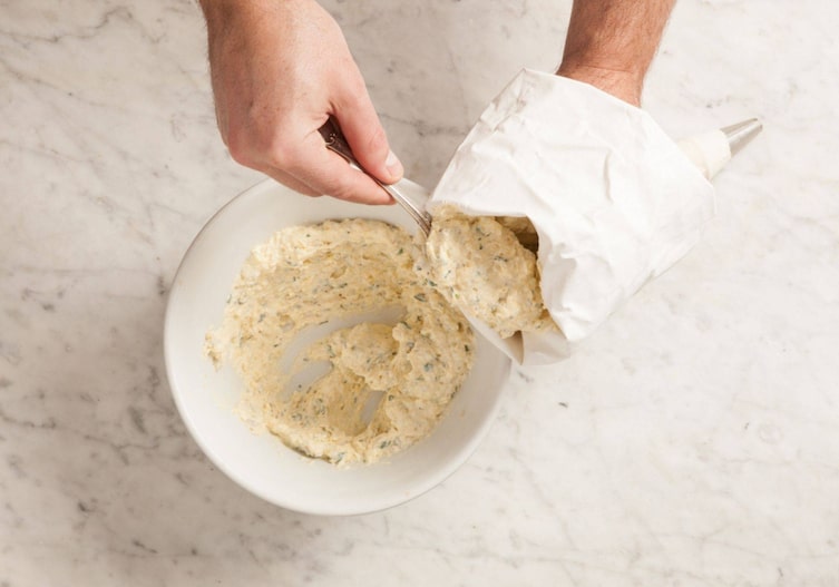 Gefüllte Zucchiniblüten, Spritzsack, Löffel, Polenta-Ricottamasse