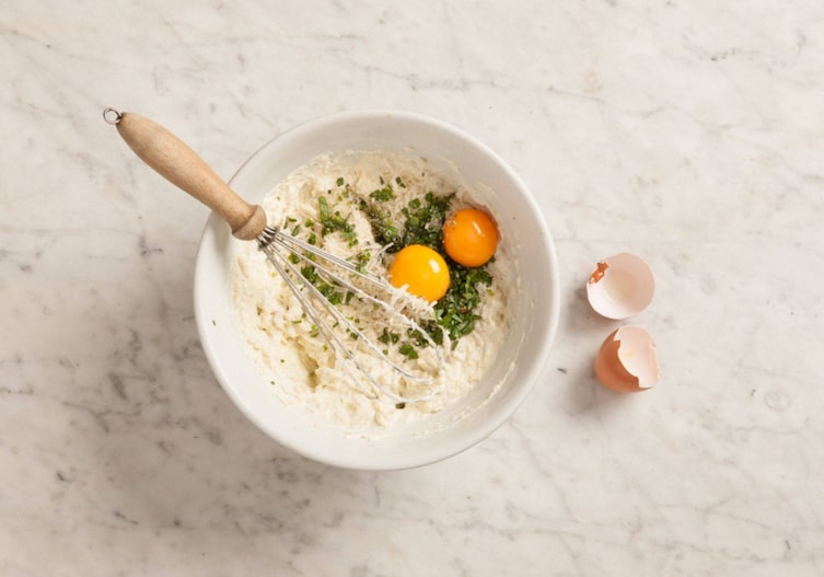 Gefüllte Zucchini, Schneebesen, Eidotter, Basilikum