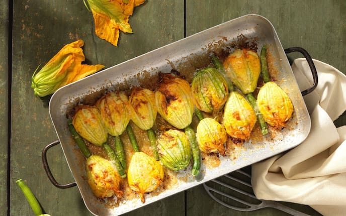 Gefüllte Zucchiniblüten, Auflaufform, Küchentuch, Parmesan