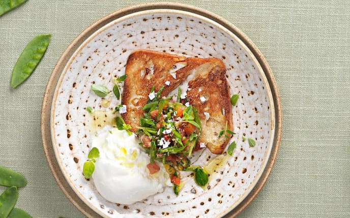 Toastbrot, Frischkäse, Burrata, geschnittenes Gemüse, Zuckerschoten, Kräuter, Vorspeise, Servus Rezept