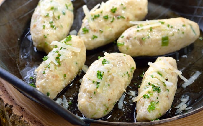 Pfanne, Kasnocken, Parmesan, Schnittlauch, Holzbrett