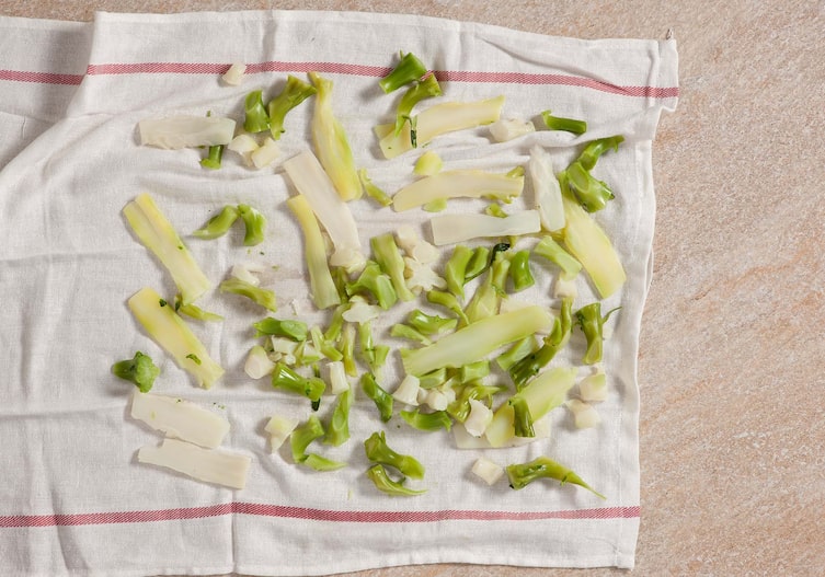 Gebackene Brokkoli- und Karfiolreste mit Kürbiskern-Mayonnaise, Küchentuch