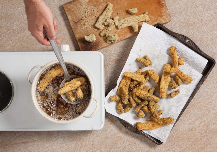 Gebackene Brokkoli- und Karfiolreste mit Kürbiskern-Mayonnaise, Öl, Blech