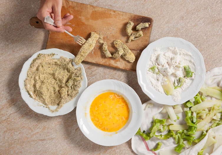 Gebackene Brokkoli- und Karfiolreste mit Kürbiskern-Mayonnaise, Ei, Mehl, Brösel