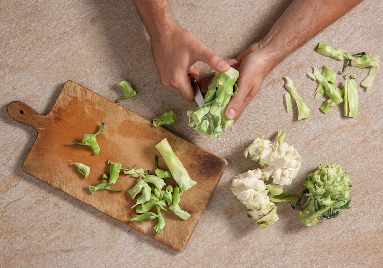 Gebackene Brokkoli- und Karfiolreste mit Kürbiskern-Mayonnaise, Messer, Brett