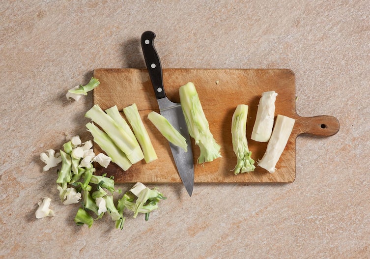 Gebackene Brokkoli- und Karfiolreste mit Kürbiskern-Mayonnaise, Messer, Brett