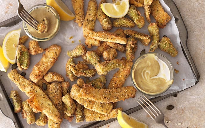 Gebackene Brokkoli- und Karfiolreste mit Kürbiskern-Mayonnaise, Zitronenspalten, Gabel, Backblech