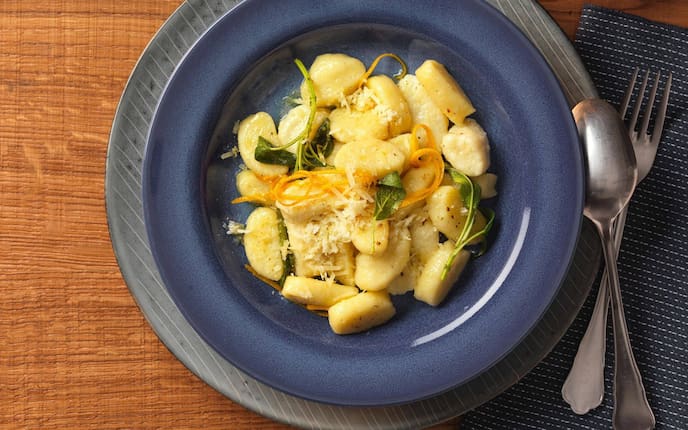 Vorspeise, Hauptspeise, vegetarisch, Gnocchi, Ricotta, Salbei, Orangenzesten, Bergkäse gerieben, Teller, Besteck, Gabel, Löffel, Stoffserviette, Miele