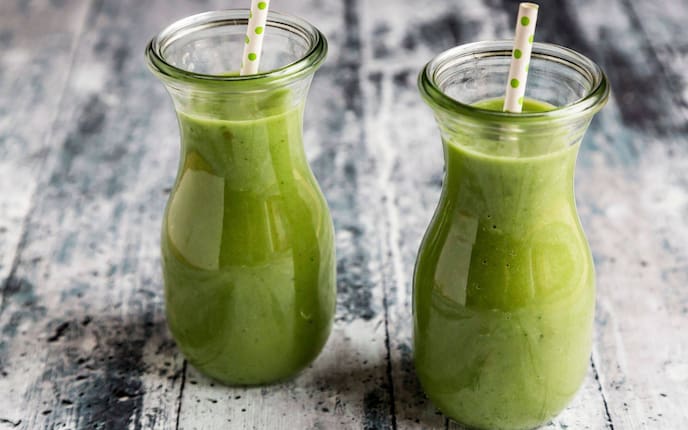 Grüner Smoothie, Weckglas, Trinkhalm, Holztisch, Frühstück, Rezept