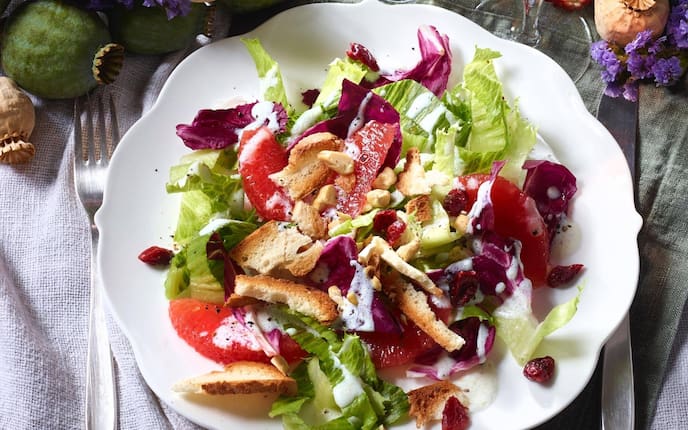 Radicchio, Kochsalat, Grapefruits, Brotscheiben, Cashewkerne, Joghurtmarinade, Salat, Vorspeise, Servus Rezept
