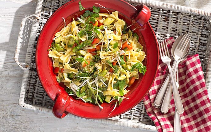 Warmer Safran-Nudelsalat, Gedeck, Tablett, Kräuter