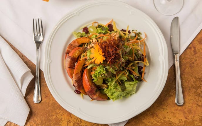 Gemischter Salat, Grüner Salat, Rübenstreifen, Hokkaidokürbisspalten, Speck, Blüte, Vorspeise, Salat, Servus Rezept