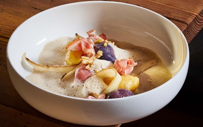 Eachtling mit Haferwurzel, Nackthafer und Almweideschwein, Vorspeise, Holztisch, Schüssel, Speckscheiben, Servus Rezept