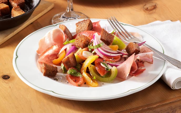 Speck, Paprika, Brot, Gabel, Teller, Brotwürfel, Weinglas