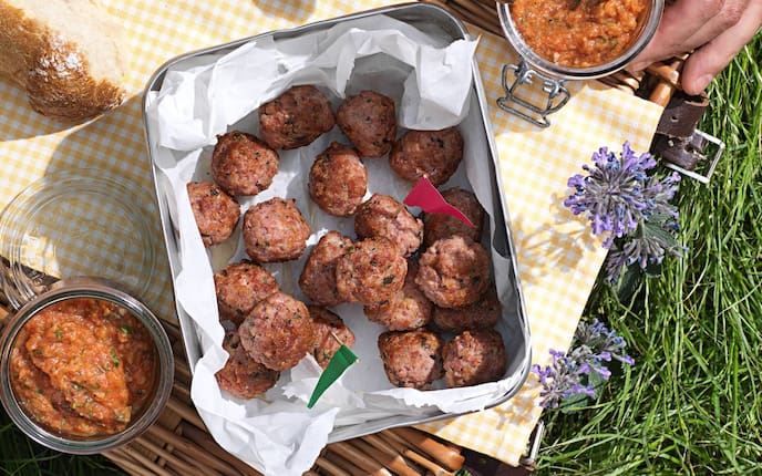 Fleischbällchen, Paradeissauce, Tomatensauce, Auflaufform, Gläser, Brot, Lavendel