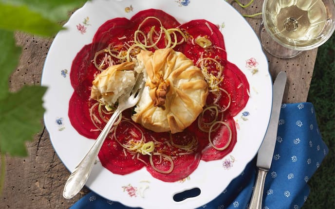 Rote Rüben Scheiben, Käse im Strudelteig, Lauch, Weißwein, Glas, Vorspeise, Servus Rezept