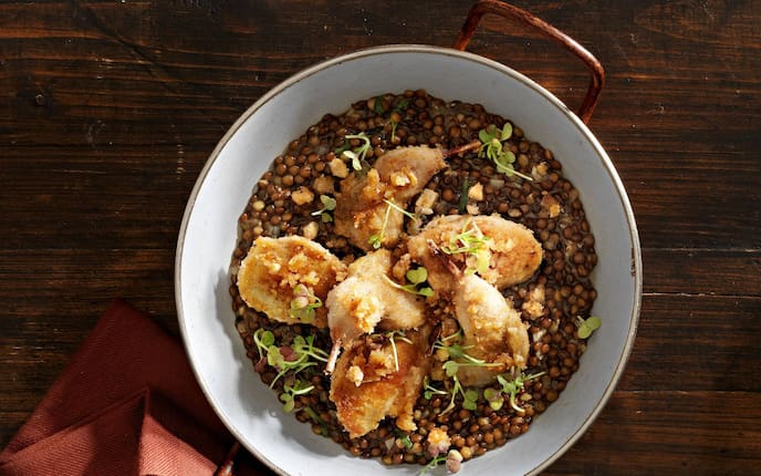 Wachtel mit Maronibröseln und cremigen Berglinsen (Bild: Eisenhut & Mayer)