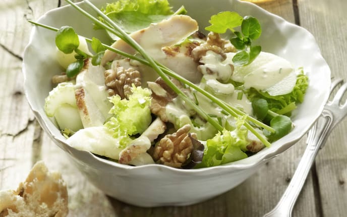 Waldorfsalat, grüner Salat, Blattsalat, Walnüsse, Schnittlauch, Rezept