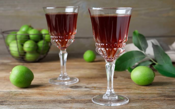 Walnuss-Likör, Nuss-Schnaps, Rezept grüne Walnüsse, Schnapsgläser