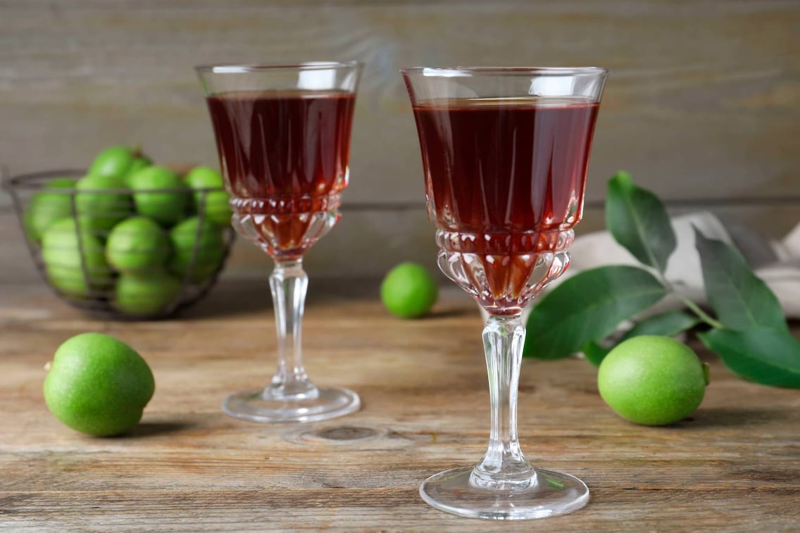 Walnuss-Likör, Nuss-Schnaps, Rezept grüne Walnüsse, Schnapsgläser