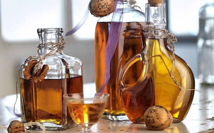 Klarer Walnusslikör (Bild: Eisenhut & Mayer)