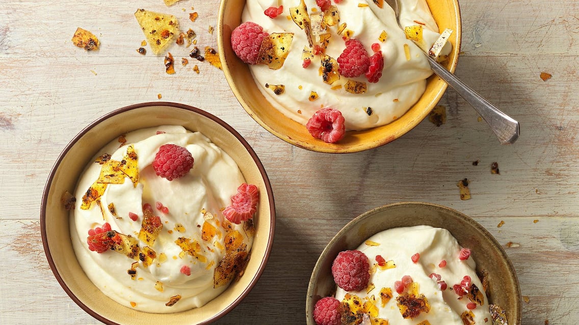 Weiße Schokomousse mit Pfefferkrokant - Rezept - Servus Weiße Schokomousse mit Pfefferkrokant - Rezept - Servus