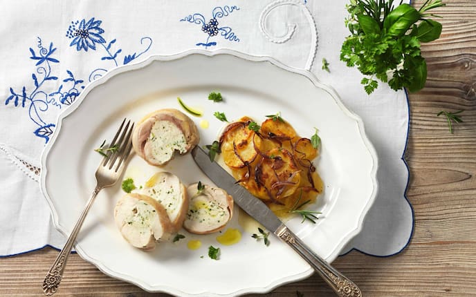 Wetzmanner Huhn mit Kräuterfarce-Fülle und Erdäpfel-Zwiebel-Gratin (Bild: Eisenhut & Mayer)