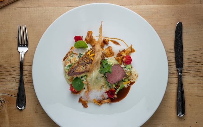 Reh, Wirsing, Eierschwammerl, Sauce, Besteck