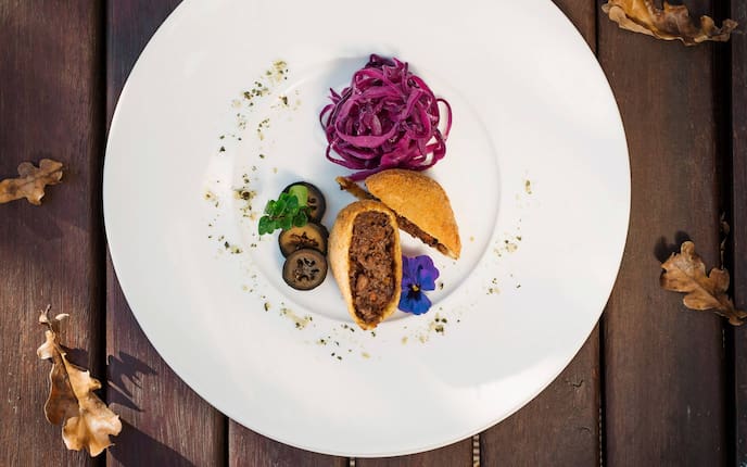 Wildkrusteln mit Rotkrautsalat und schwarzen Nüssen (Bild: Christof Wagner)