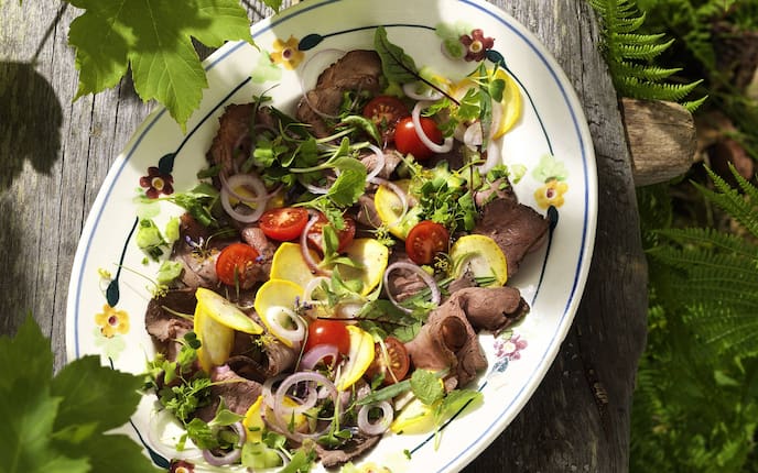 Kalter Wildschweinbraten mit Wildkräuter-Salat, Wildschwein Salat, Salat mit aufgeschnittenem Wildschwein, Salat Rezept, Servus Rezept