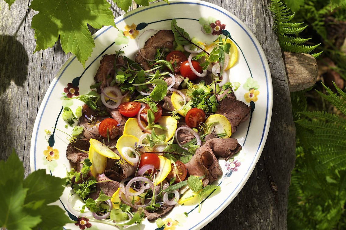 Kalter Wildschweinbraten mit Wildkräuter-Salat, Wildschwein Salat, Salat mit aufgeschnittenem Wildschwein, Salat Rezept, Servus Rezept