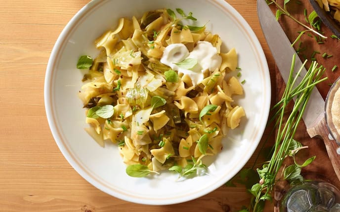 Krautfleckerl, Kraut, Fleckerl, Sauerrahm, Schnittlauch, Schüssel, Holztisch, Kümmel, Zwiebeln