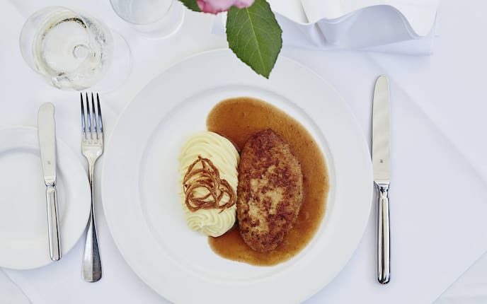 Kalbsbutterschnitzel, Kalb, Püree, Erdäpfelpüree, Teller, Besteck, Rose